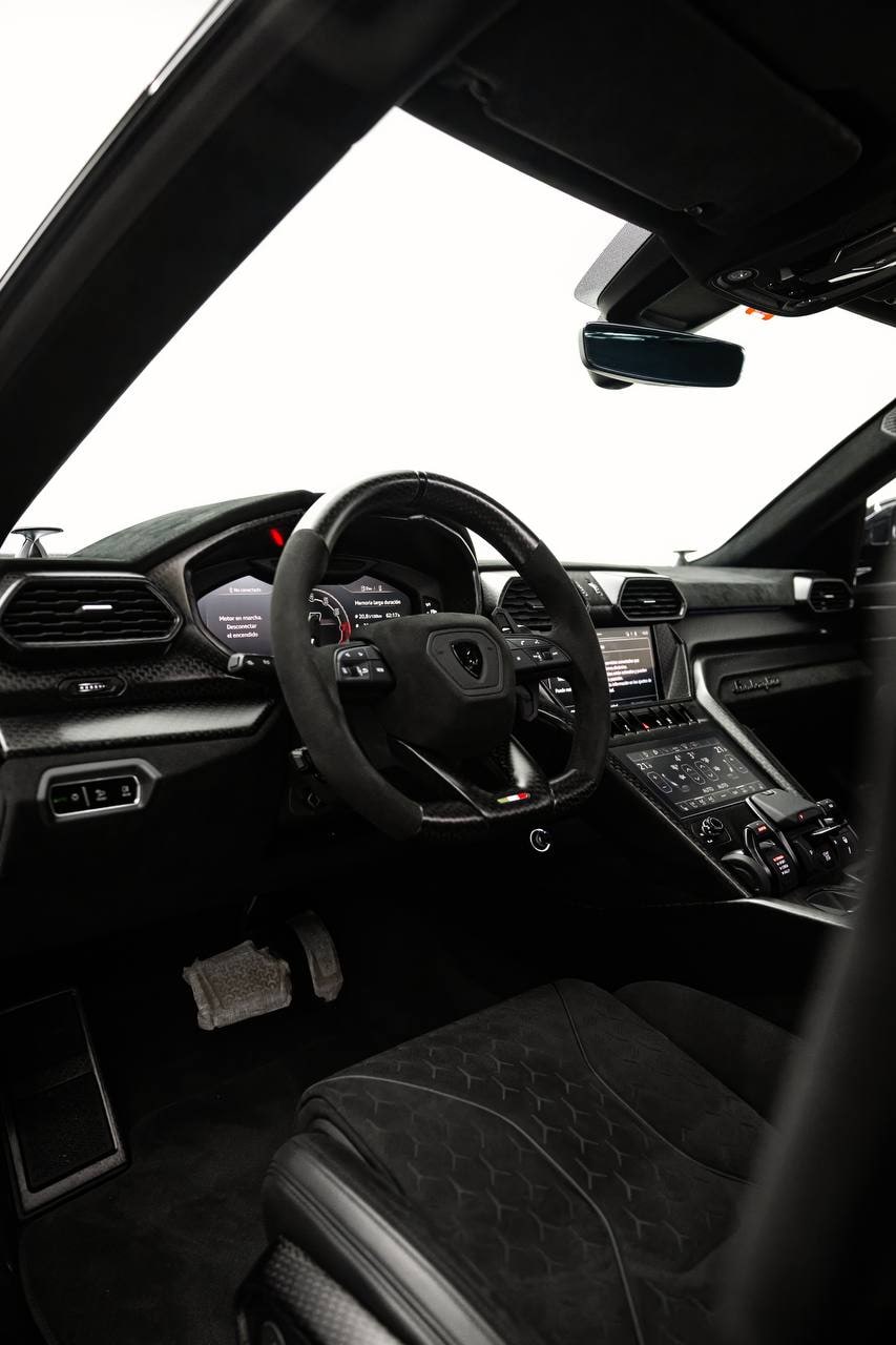 Lamborghini Urus — Black