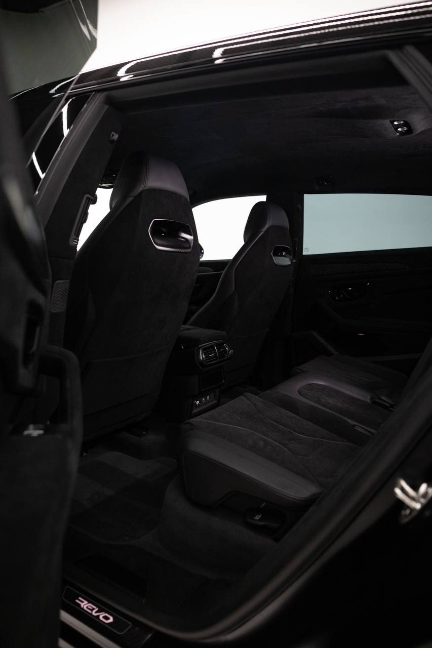 Lamborghini Urus — Black