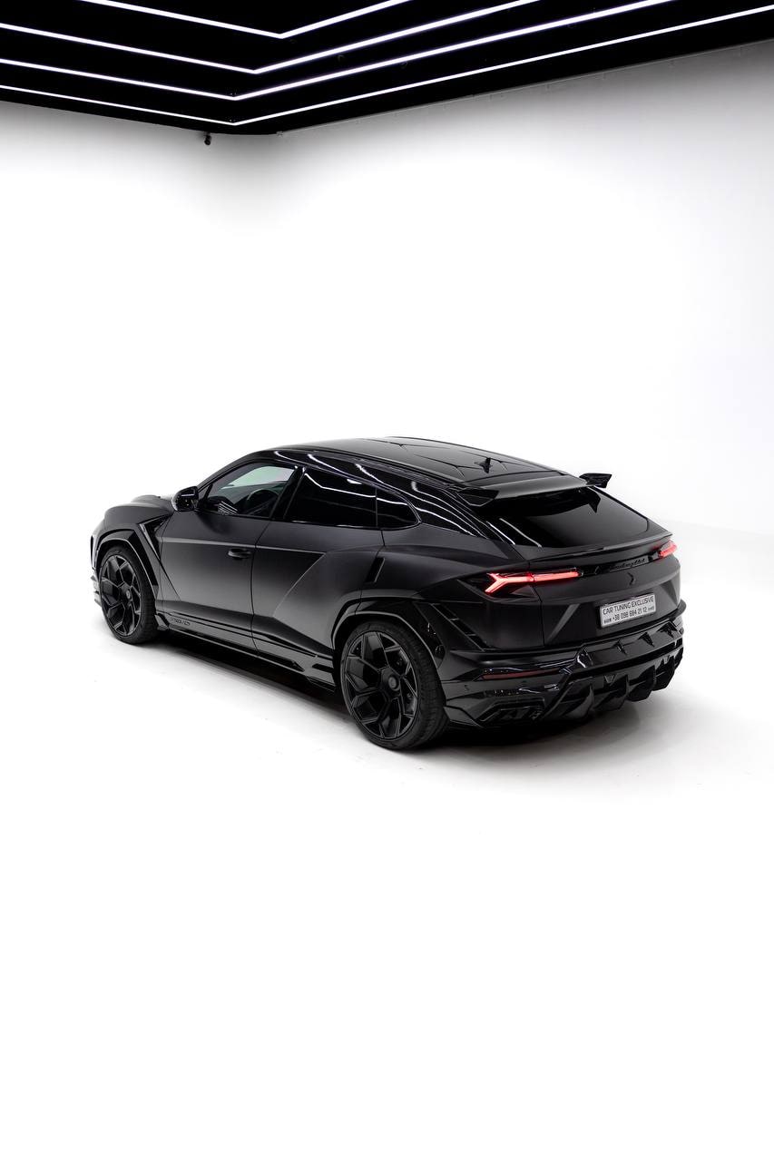 Lamborghini Urus — Black