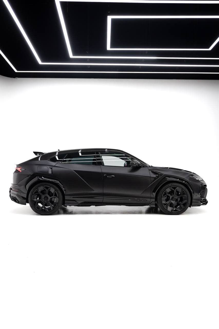 Lamborghini Urus — Black