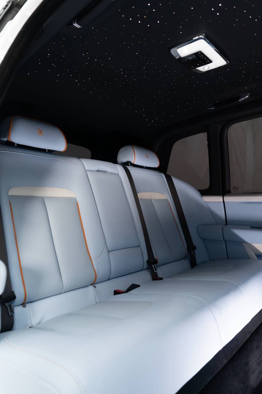 Rolls-Royce Cullinan — White / White