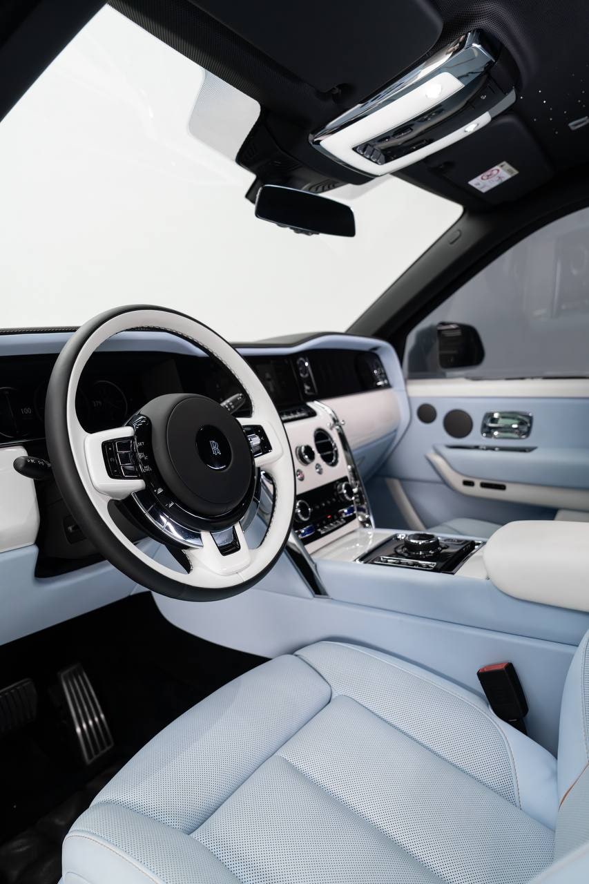 Rolls-Royce Cullinan — White / White