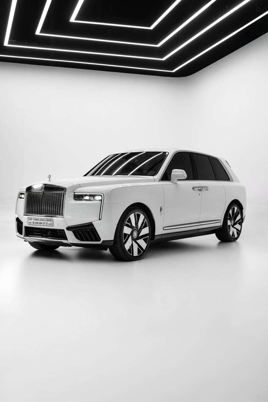 Rolls-Royce Cullinan — White / White