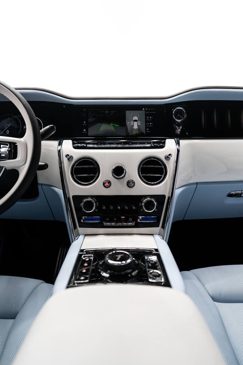 Rolls-Royce Cullinan — White / White