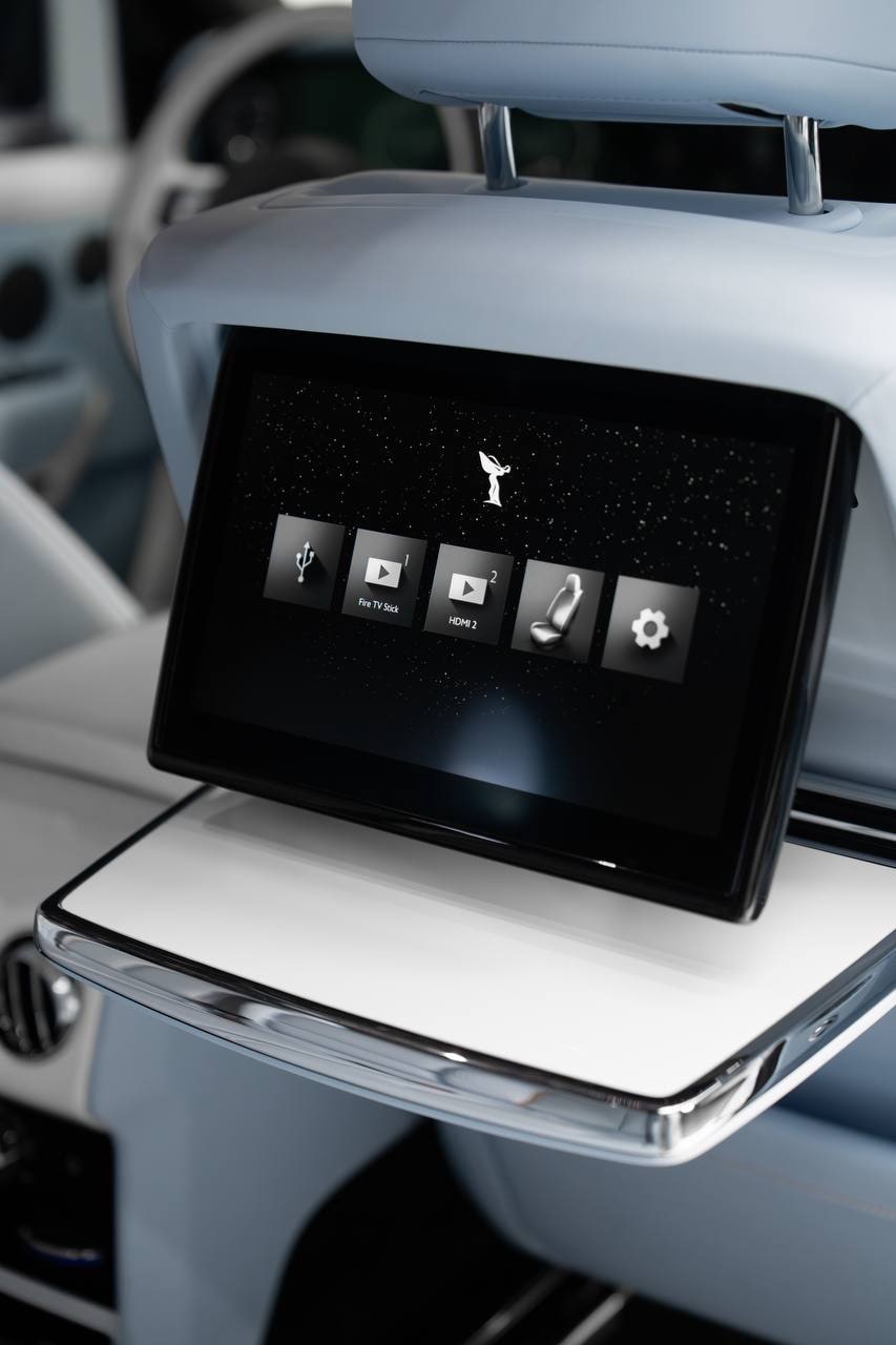 Rolls-Royce Cullinan — White / White