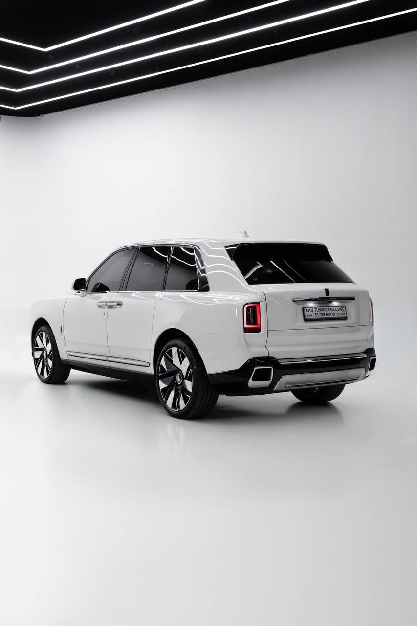 Rolls-Royce Cullinan — White / White