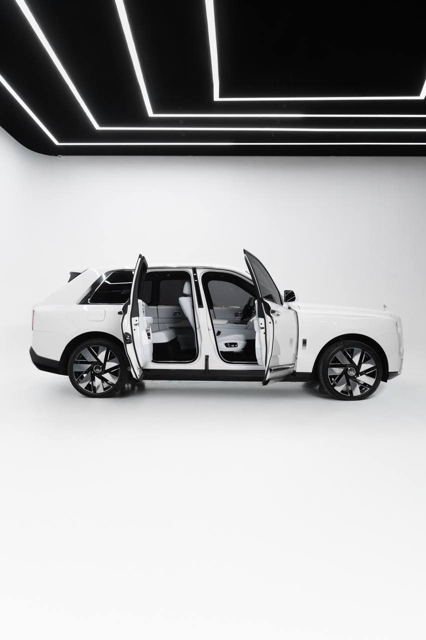 Rolls-Royce Cullinan — White / White