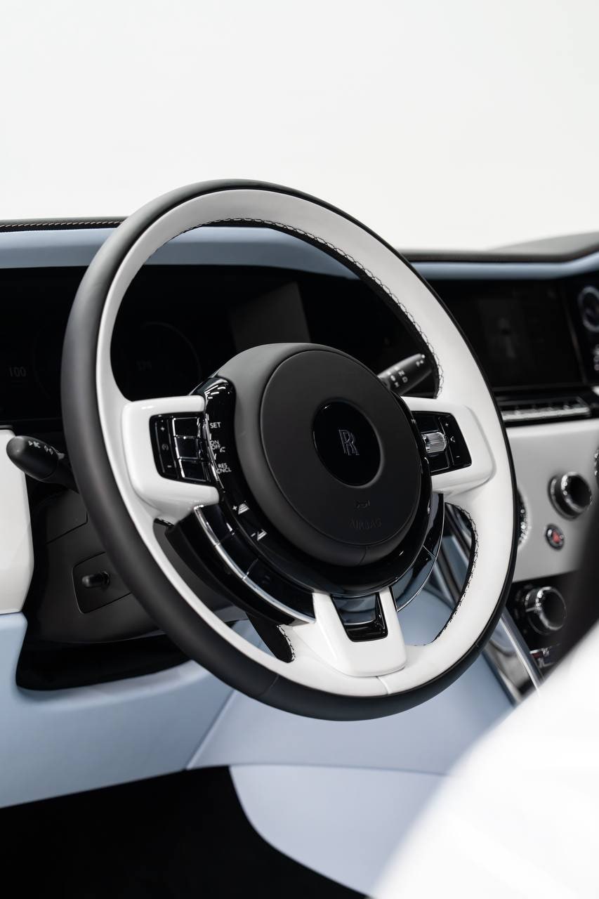 Rolls-Royce Cullinan — White / White