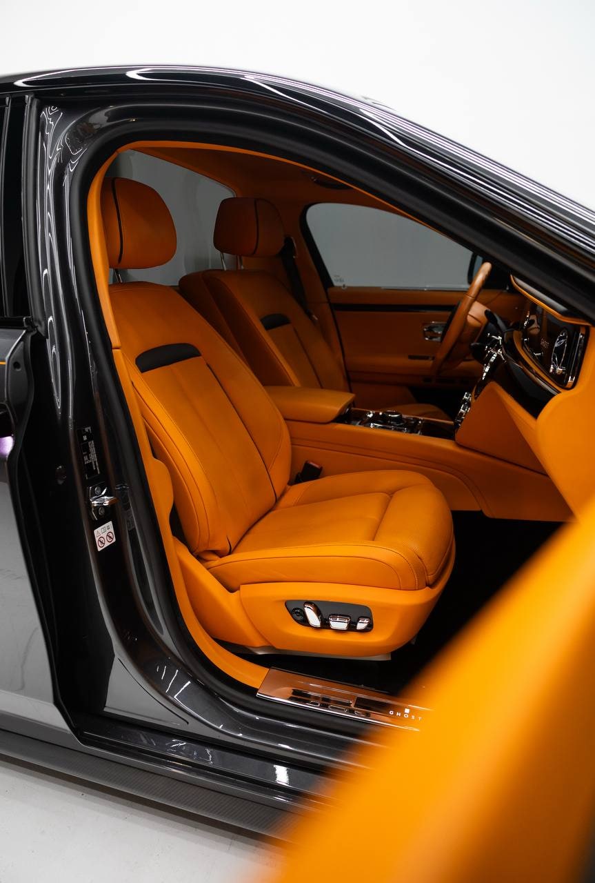 Rolls-Royce Phantom — Black / Orange