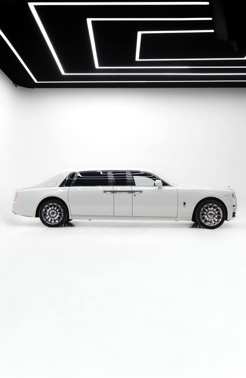 Rolls-Royce Phantom — White / Magenta