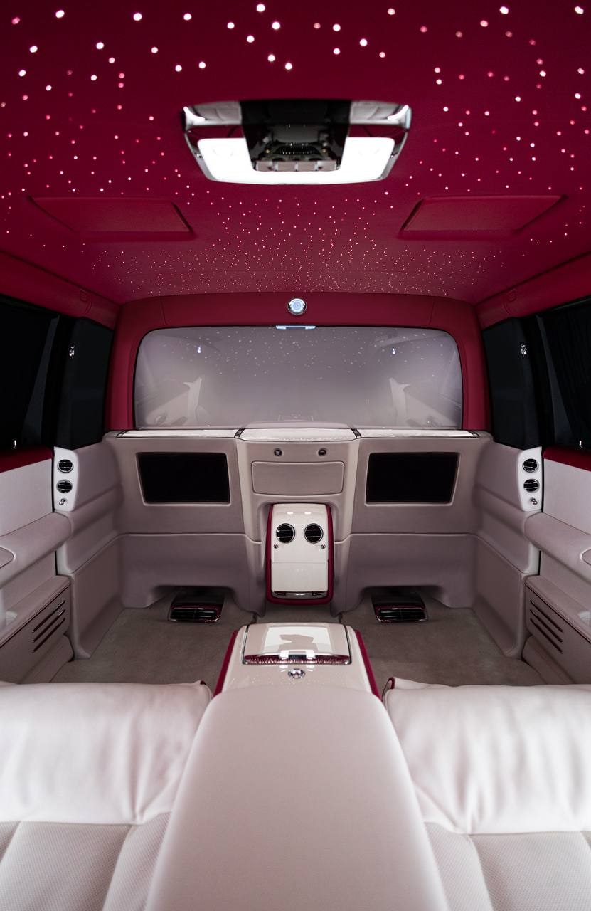 Rolls-Royce Phantom — White / Magenta