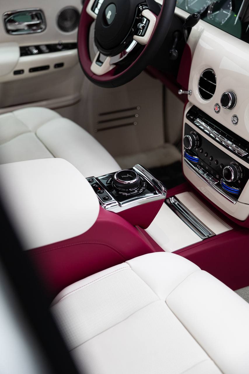 Rolls-Royce Phantom — White / Magenta