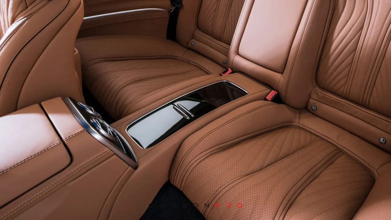 Leather center console between the rear seats