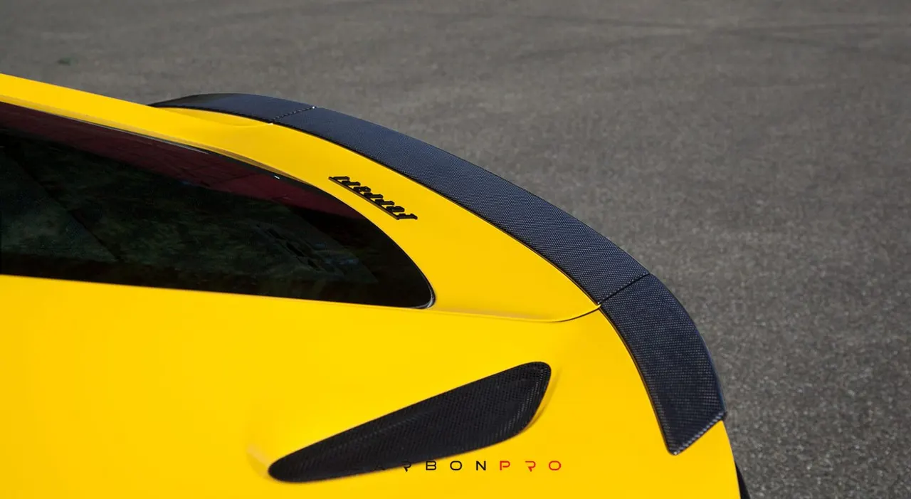 Rear spoiler lip