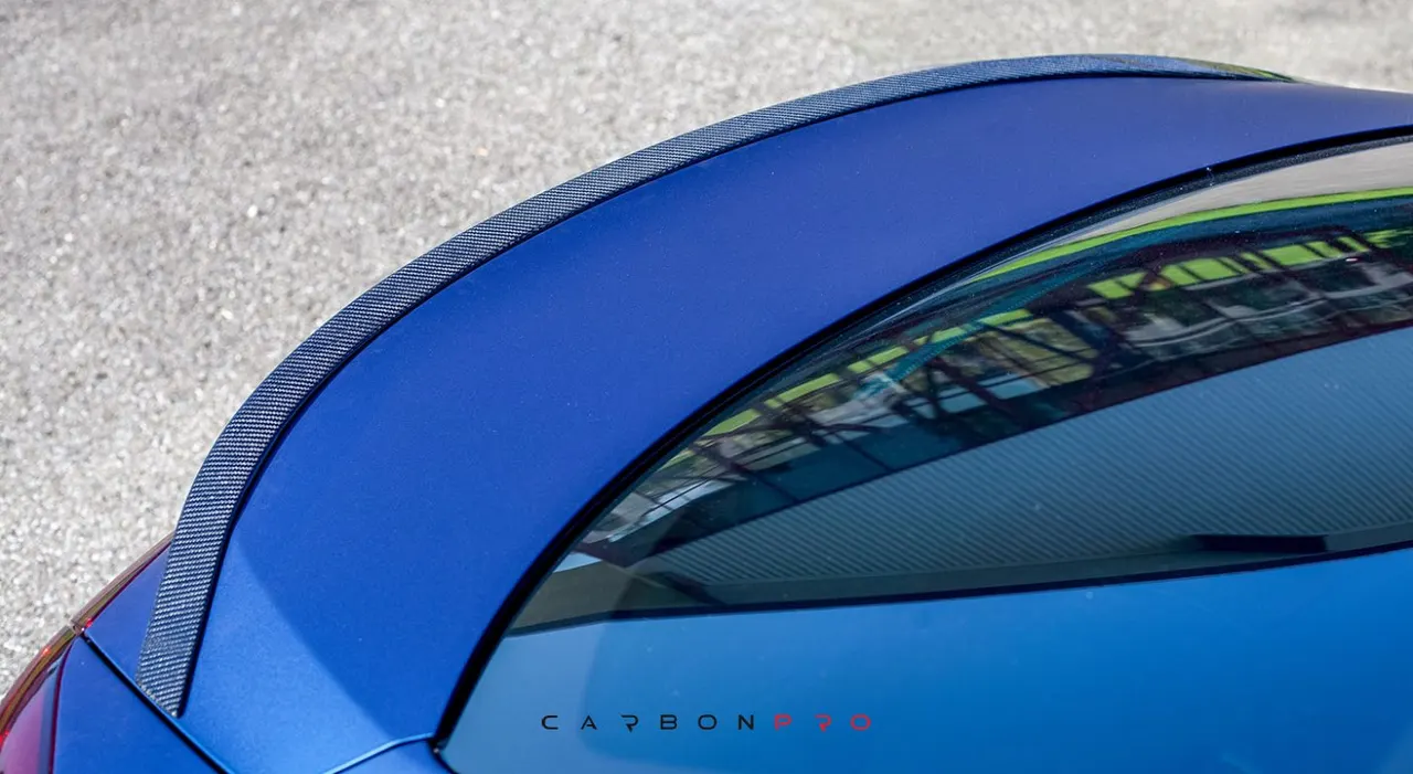 Rear spoiler lip