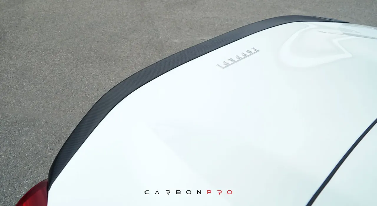 Rear spoiler lip