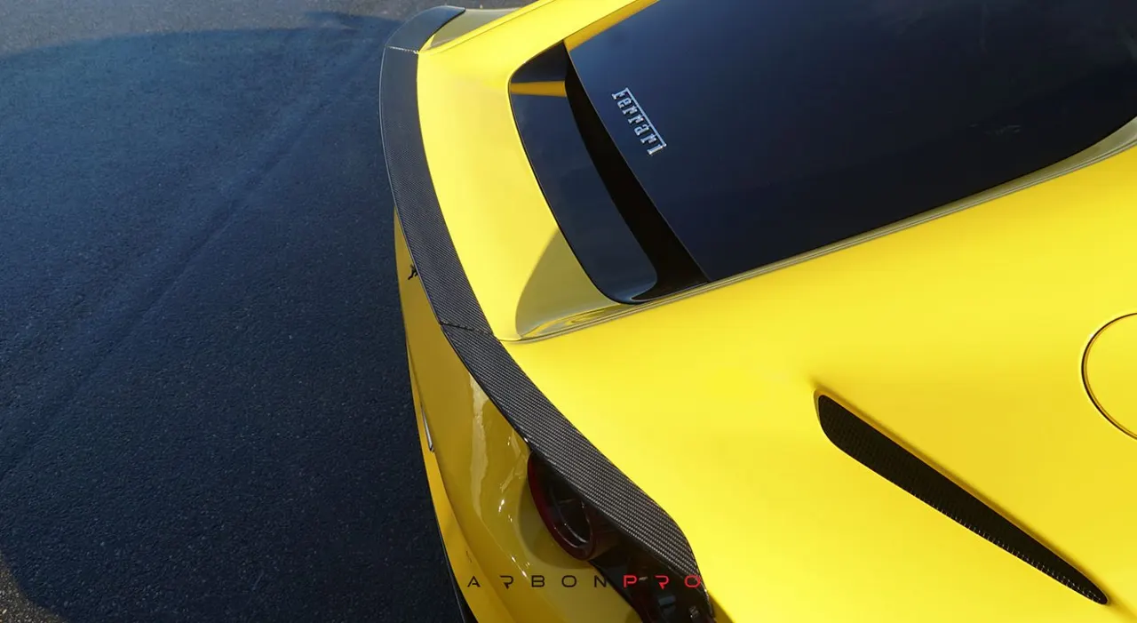 Rear spoiler lip