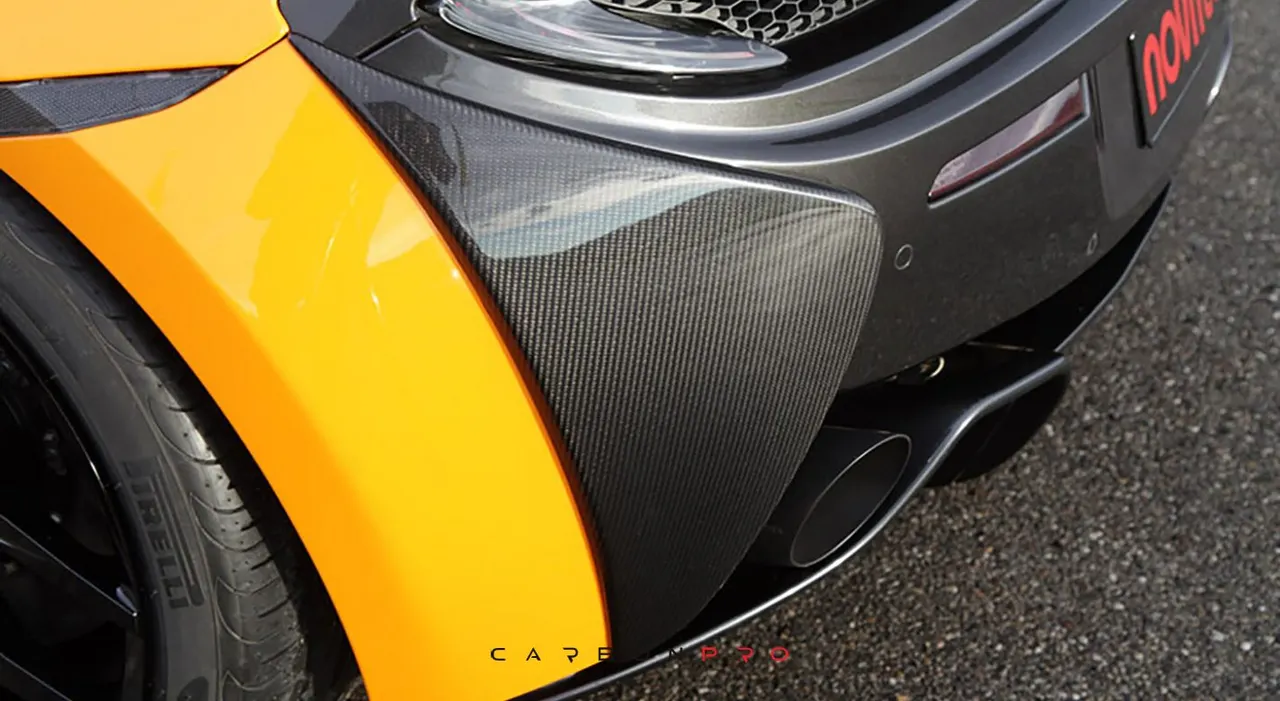 Side cover for rearbumper in visible carbon