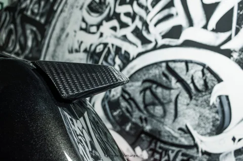 Carbon roof spoiler