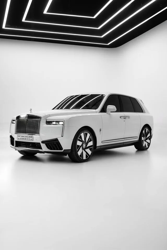 Rolls-Royce Cullinan — White / White
